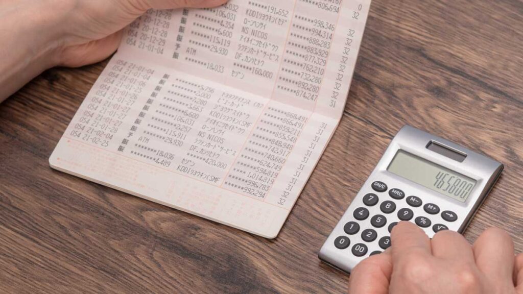銀行預金を引き出す50代が増えている？預金だけで資産を管理するリスク